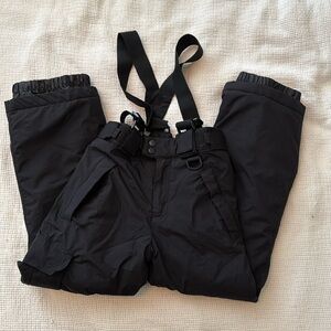 Youth snow pants with suspenders and cargo pockets Black size 10 EUC